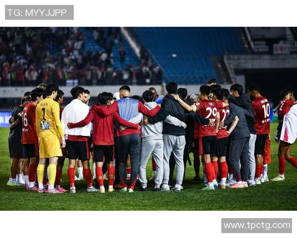 足球明星在比赛中受伤退场的最新消息与影响分析 足球明星在比赛中受伤退场的最新消息与影响分析